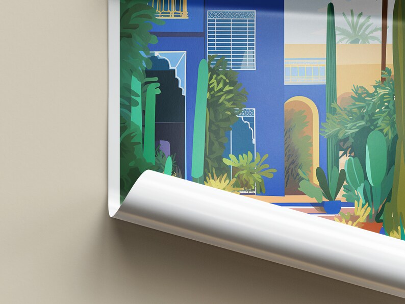 Pu&ograve; includere: Un'illustrazione colorata di un cortile marocchino con un edificio blu, porte ad arco e lussureggianti piante verdi. L'immagine &egrave; una stampa digitale, perfetta per aggiungere un tocco di esotico a qualsiasi stanza.