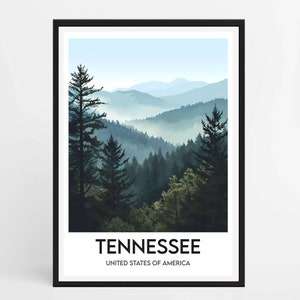 Peut inclure: Une impression encadrée représentant un paysage montagneux brumeux avec une forêt dans des tons de vert et de bleu. Le texte "TENNESSEE" et "UNITED STATES OF AMERICA" est imprimé sous l'image.