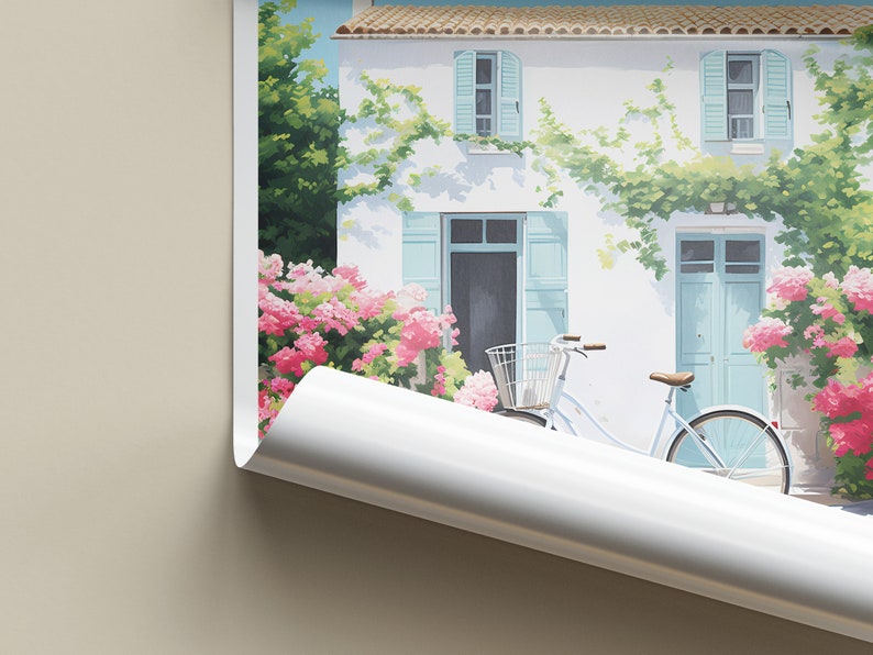 Op de afbeelding: Een wit huis met blauwe luiken en een witte fiets met een mand ervoor. Het huis is bedekt met groene wijnstokken en roze bloemen.