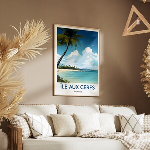 Pu&ograve; includere: Un poster incorniciato con una scena di spiaggia tropicale che presenta una palma, acqua blu e sabbia bianca. Il poster ha il testo "&Icirc;le aux Cerfs, Mauritius" in basso.