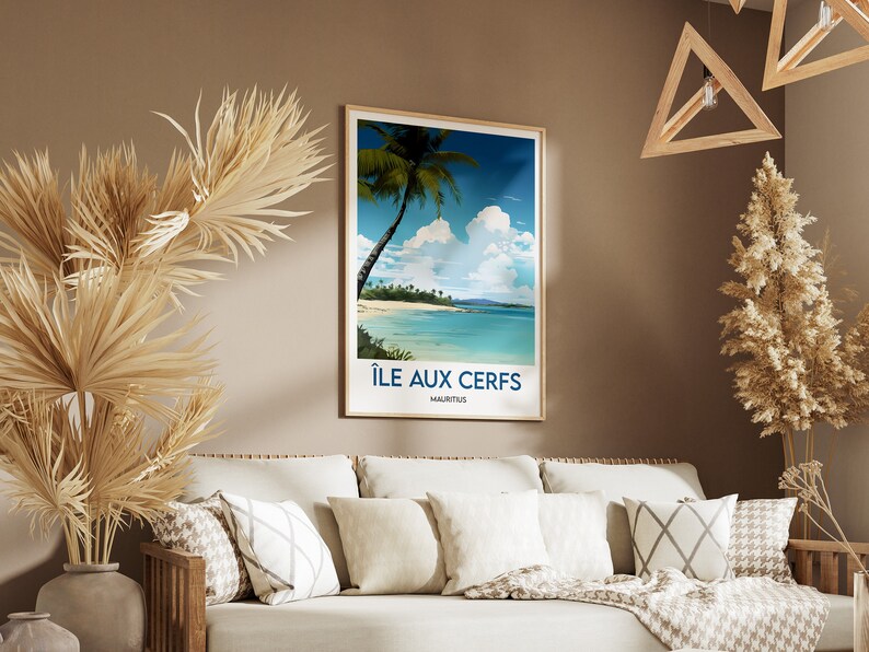 Pu&ograve; includere: Un poster incorniciato con una scena di spiaggia tropicale che presenta una palma, acqua blu e sabbia bianca. Il poster ha il testo "&Icirc;le aux Cerfs, Mauritius" in basso.