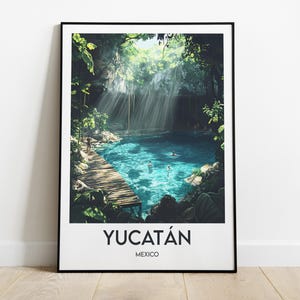 Op de afbeelding: Een ingelijste print van een cenote in Yucatan, Mexico. De cenote is een natuurlijke sinkhole gevuld met helderblauw water. Zonlicht stroomt door de bomen en verlicht het water. Een houten loopbrug leidt naar de rand van het water. De print is getiteld "Yucatán, Mexico".
