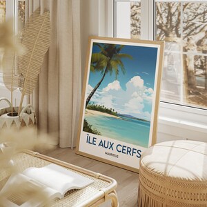 Pu&ograve; includere: Un poster incorniciato con una scena di spiaggia tropicale che presenta una palma, acqua blu e sabbia bianca. Il poster ha il testo "&Icirc;le aux Cerfs, Mauritius" in basso.