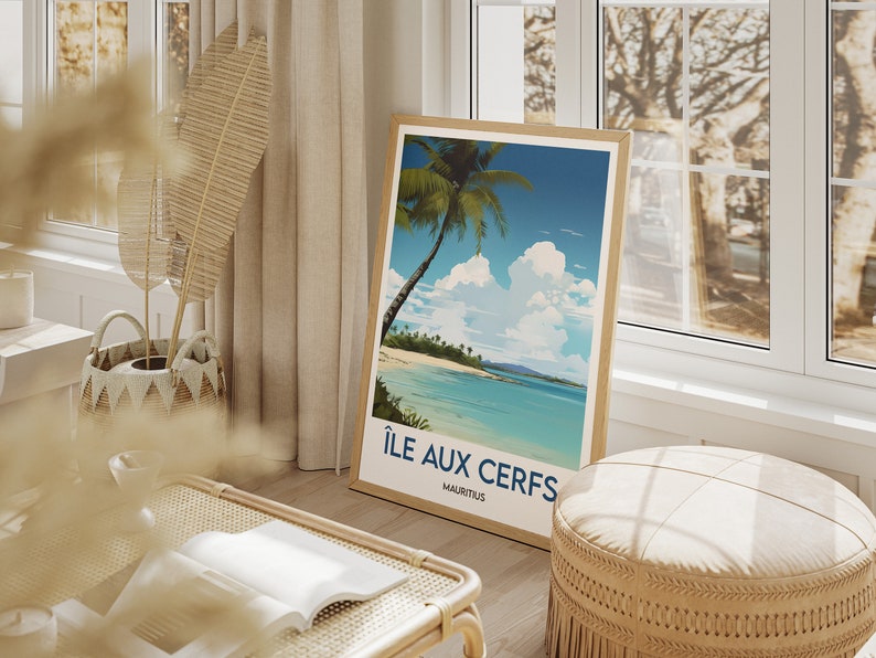 Pu&ograve; includere: Un poster incorniciato con una scena di spiaggia tropicale che presenta una palma, acqua blu e sabbia bianca. Il poster ha il testo "&Icirc;le aux Cerfs, Mauritius" in basso.