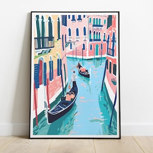 Op de afbeelding: Een kleurrijke illustratie van een kanaal in Venetië, Italië. Twee gondels bevinden zich op het water, een op de voorgrond en een op de achtergrond. De gebouwen aan weerszijden van het kanaal zijn geschilderd in tinten roze, geel en blauw.