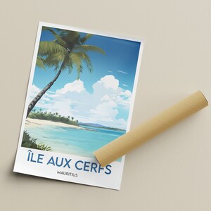 Pu&ograve; includere: Un poster vintage di viaggio con una combinazione di colori blu e bianco che presenta una palma su una spiaggia con acqua turchese e un cielo blu con nuvole bianche. Il testo sul poster recita "&Icirc;le aux Cerfs, Mauritius".