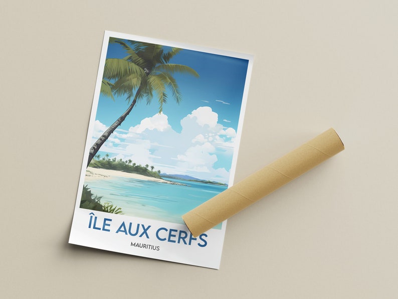 Pu&ograve; includere: Un poster vintage di viaggio con una combinazione di colori blu e bianco che presenta una palma su una spiaggia con acqua turchese e un cielo blu con nuvole bianche. Il testo sul poster recita "&Icirc;le aux Cerfs, Mauritius".
