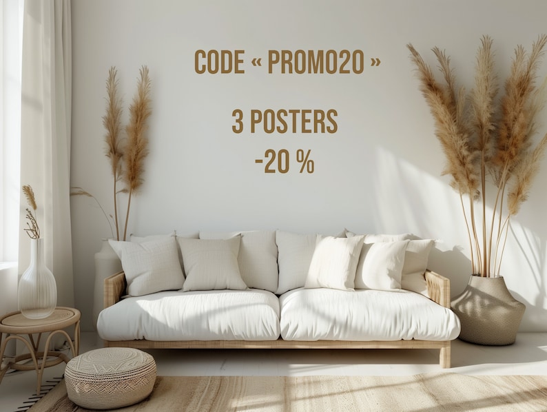 Op de afbeelding: Een witte bank met kussens in een woonkamer. De muur achter de bank heeft de tekst "CODE << PROMO20 >> 3 POSTERS -20%" in bruine tekst.