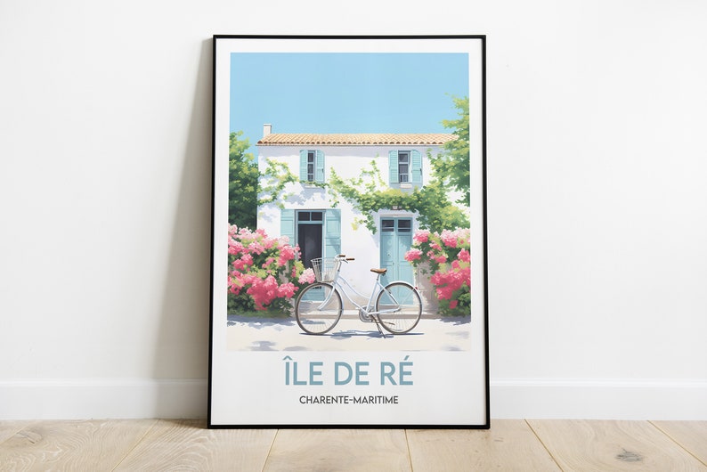 Op de afbeelding: Een wit huis met blauwe luiken en een witte fiets ervoor geparkeerd. Het huis is omgeven door roze bloemen en groene wijnstokken. De tekst "&Icirc;LE DE R&Eacute; CHARENTE-MARITIME" staat onderaan de afbeelding.