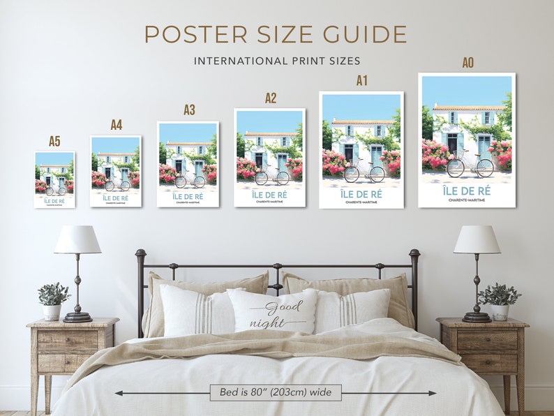 Op de afbeelding: Een gids voor posterformaten met een wit huis met een blauwe deur en een fiets ervoor. De posterformaten zijn A0, A1, A2, A3, A4 en A5. De poster hangt aan een muur boven een bed met een wit hoofdeinde en een wit dekbed. Het bed is 80 inch (203 cm) breed.