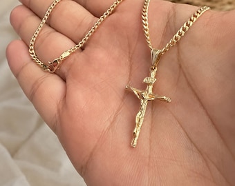 Collana da uomo con crocifisso in oro 18 carati, chiusura incisa e ciondolo con simbolo di fede cristiana.
