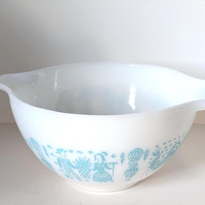 PYREX vintage 1950s Amish Butterprint Mixing bowl #441 small 1.5 pt Blue and White