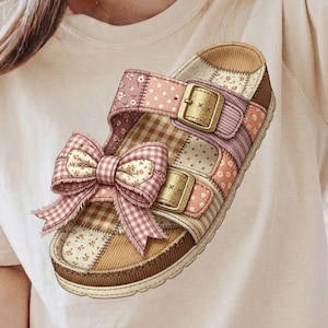 Puede incluir: Diseño de sandalia caprichosa con un patrón de patchwork en tonos rosa, beige y marrón. La sandalia tiene un gran lazo y cierres de hebilla. El diseño recuerda a un edredón.