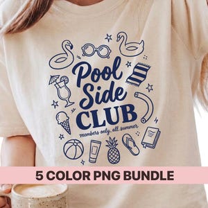 Puede incluir: Camiseta color crema con un gráfico azul marino que dice "Pool Side CLUB" con ilustraciones temáticas de verano. El texto "members only, all summer" está debajo del nombre del club. La parte inferior de la camiseta tiene el texto "5 COLOR PNG BUNDLE".