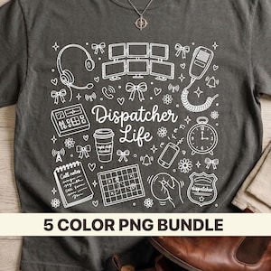 Op de afbeelding: Donkergrijs T-shirt met een wit grafisch ontwerp met dispatcher-gerelateerde pictogrammen en de tekst "Dispatcher Life". Het ontwerp bevat een headset, monitoren, een radio, een koffiekopje, een klok en een notitieblok. De tekst "5 COLOR PNG BUNDLE" staat onderaan.