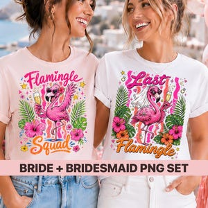 Op de afbeelding: Twee vrouwen dragen bijpassende t-shirts met flamingo-afbeeldingen. Eén shirt zegt "Flamingle Squad" en de andere zegt "Last Flamingle". De shirts zijn roze en wit, met tropische bloemen en tekst. De afbeelding bevat de tekst "Bride + Bridesmaid PNG Set".