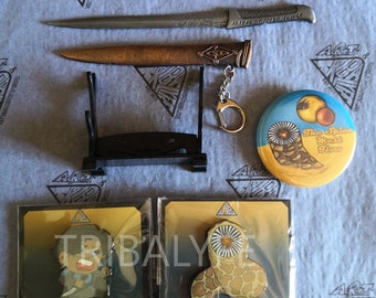 Dune Metal Crysknife Letter Opener with Keyring and Stand + Arrakis Spice Must Flow Button + Sandworm & Paul Atreides Hard Enamel Pins