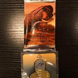 Dune CCG TCG Eye of the Storm Sealed Booster Pack + Sandworm of Paul Atreides Emaille Pin Bundel Lot - Chibi / Anime Art - Frank Herbert Dune