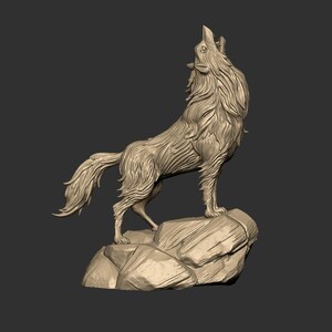 Puede incluir: Escultura detallada de un lobo aullando, de pie sobre una formación rocosa. El lobo está representado con pelaje texturizado y la boca abierta, mirando hacia arriba. La escultura es de color beige neutro.