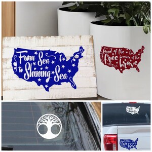 Könnte beinhalten: Ein Set aus drei Vinyl-Aufklebern mit der Umrissform der Vereinigten Staaten und patriotischem Text. Der erste Aufkleber lautet "From Sea to Shining Sea" in blauer Schrift mit weißen Sternen. Der zweite Aufkleber lautet "Land of the free because of the brave" in roter Schrift mit weißen Sternen. Der dritte Aufkleber ist ein weißes Symbol für den Baum des Lebens.