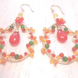 Karneol 14K trådlindade örhängen: Guldfärgade lampwork-blommorörhängen med flera ädelstenar