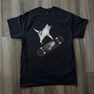 Skateboarding Cat Shirt, Funny Cat Tee, Skater Cat Graphic, Vintage Skate Tee, Cool Cat Lover Gift, Streetwear T Shirt imagen 3