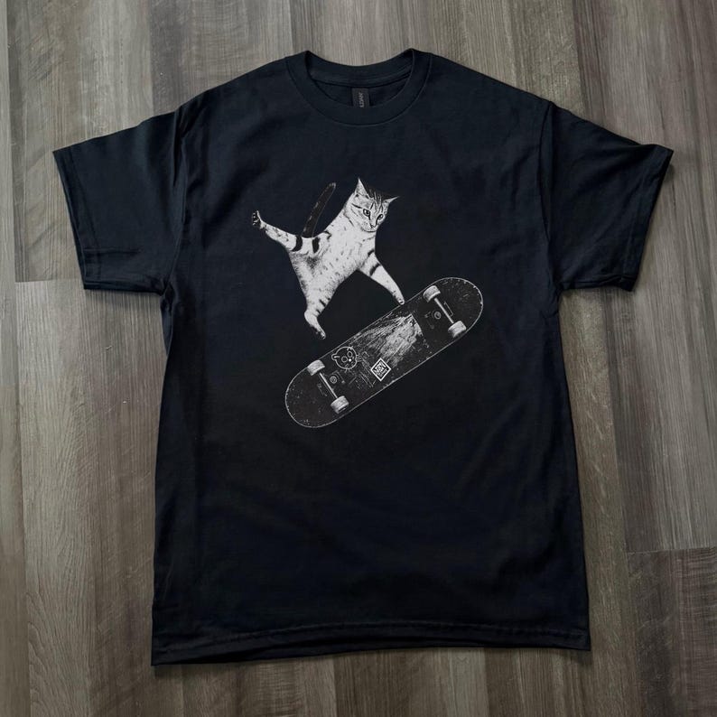 Skateboarding Cat Shirt, Funny Cat Tee, Skater Cat Graphic, Vintage Skate Tee, Cool Cat Lover Gift, Streetwear T Shirt imagen 3