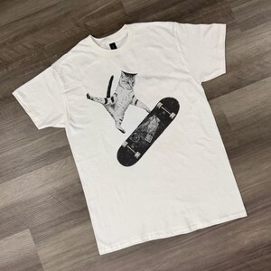 Skateboarding Cat Shirt, Funny Cat Tee, Skater Cat Graphic, Vintage Skate Tee, Cool Cat Lover Gift, Streetwear T Shirt imagen 2
