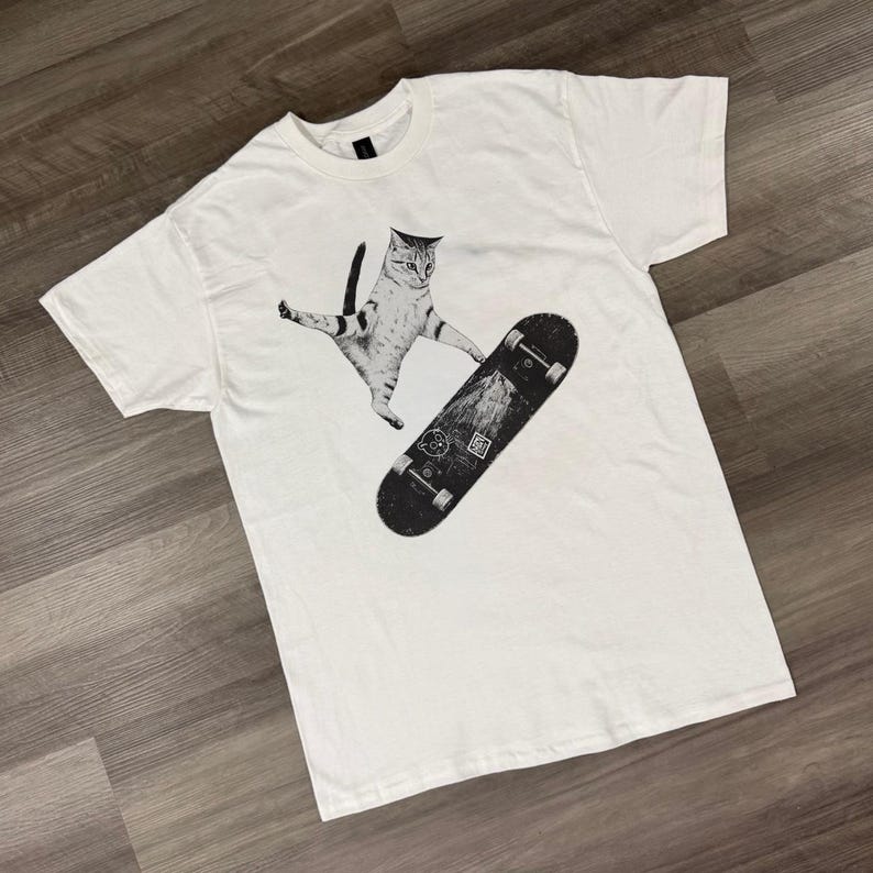 Skateboarding Cat Shirt, Funny Cat Tee, Skater Cat Graphic, Vintage Skate Tee, Cool Cat Lover Gift, Streetwear T Shirt imagen 2