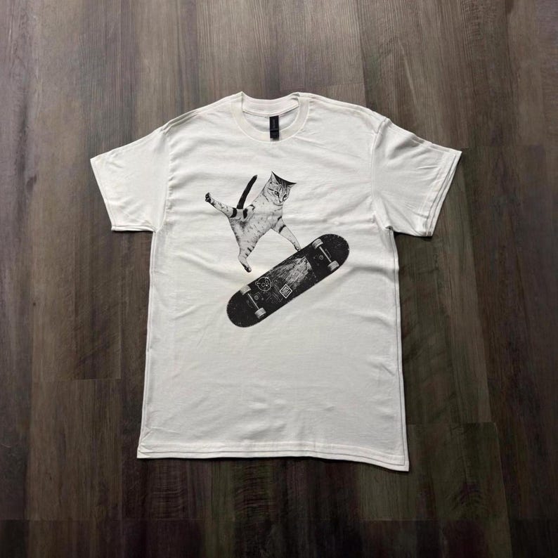 Skateboarding Cat Shirt, Funny Cat Tee, Skater Cat Graphic, Vintage Skate Tee, Cool Cat Lover Gift, Streetwear T Shirt imagen 1