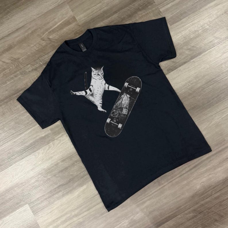 Skateboarding Cat Shirt, Funny Cat Tee, Skater Cat Graphic, Vintage Skate Tee, Cool Cat Lover Gift, Streetwear T Shirt imagen 4