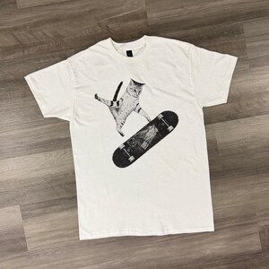 Skateboarding Cat Shirt, Funny Cat Tee, Skater Cat Graphic, Vintage Skate Tee, Cool Cat Lover Gift, Streetwear T Shirt imagen 5