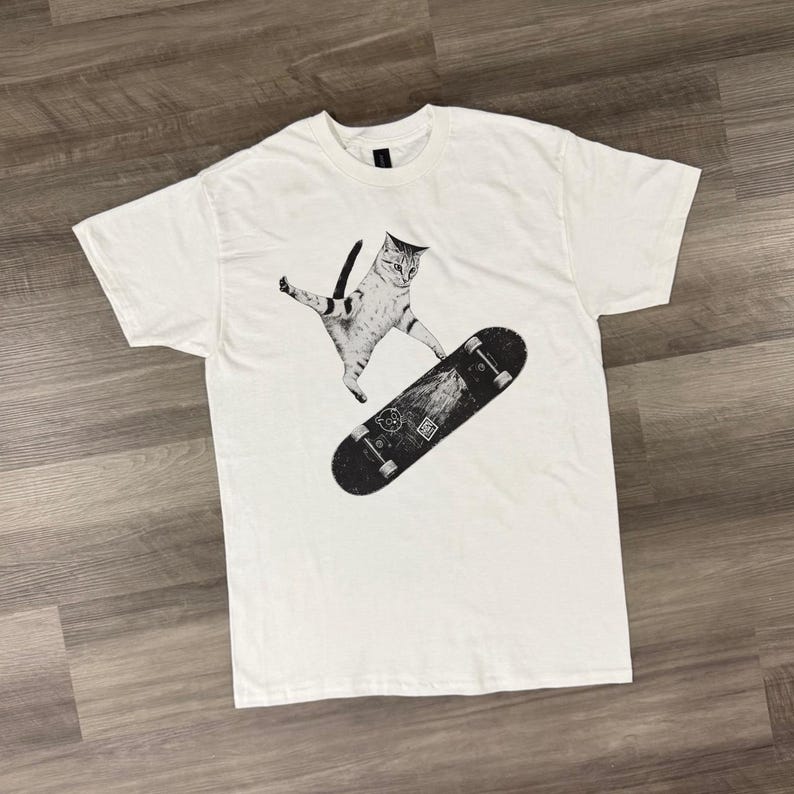 Skateboarding Cat Shirt, Funny Cat Tee, Skater Cat Graphic, Vintage Skate Tee, Cool Cat Lover Gift, Streetwear T Shirt imagen 5