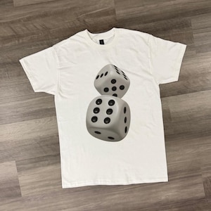 Maglietta con grafica di cubi, maglietta con grafica di dadi, maglietta retrò con dadi rotanti per giocatori e appassionati di casinò, maglietta con grafica di dadi, maglietta con dadi impilati
