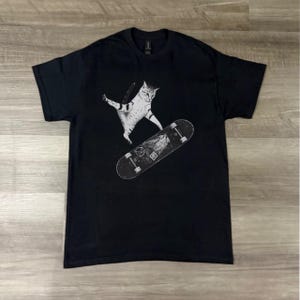 Skateboarding Cat Shirt, Funny Cat Tee, Skater Cat Graphic, Vintage Skate Tee, Cool Cat Lover Gift, Streetwear T Shirt imagen 6
