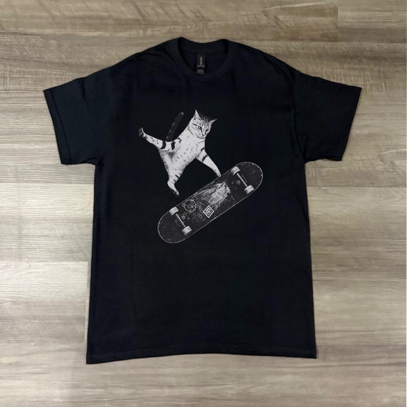 Skateboarding Cat Shirt, Funny Cat Tee, Skater Cat Graphic, Vintage Skate Tee, Cool Cat Lover Gift, Streetwear T Shirt imagen 6