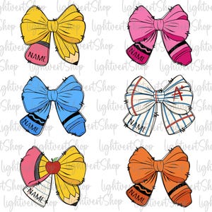 Pode incluir: Seis laços coloridos com tema escolar. Cada laço tem uma cor diferente, incluindo amarelo, rosa, azul, branco, amarelo-alaranjado e laranja. Cada laço tem um design de giz de cera ou lápis e uma etiqueta com a palavra "NAME".