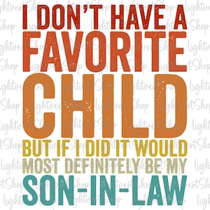 Può includere: Un design grafico in stile retrò con il testo "Non ho un figlio preferito, ma se ne avessi uno, sarebbe sicuramente il mio genero". Il testo è in un font vintage con un aspetto usurato ed è stratificato in tonalità di arancione, giallo e blu.