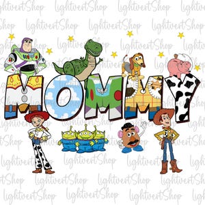Könnte beinhalten: Ein farbenfrohes Grafikdesign mit Figuren aus dem Toy Story-Film-Franchise. Das Wort "MOMMY" ist in großen Buchstaben geschrieben, wobei jeder Buchstabe mit einer anderen Figur verziert ist. Zu den Figuren gehören Woody, Buzz Lightyear, Jessie, Rex, Mr. Potato Head und die Aliens.
