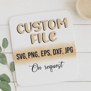 Può includere: Una scheda quadrata bianca con le parole "CUSTOM FILE" in lettere color camoscio con contorni neri. Sotto, si legge "SVG, PNG, EPS, DXF, JPG" e "On request" in corsivo nero. La scheda è su una superficie di legno bianco.