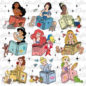 Puede incluir: Un collage digital de diez princesas Disney leyendo libros. Cada princesa está representada con un libro que presenta el título de su película y un personaje de su película. El fondo es blanco con estrellas doradas.