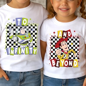 Puede incluir: Dos camisetas blancas con gráficos de personajes de Toy Story. Una camiseta presenta a Buzz Lightyear con las palabras "TO INFINITY" en verde y morado. La otra camiseta tiene a Woody con las palabras "AND BEYOND" en rojo y amarillo.