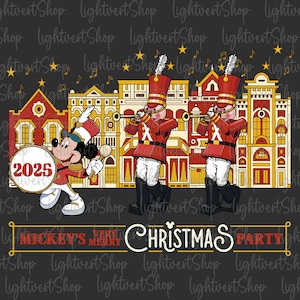 以下が含まれることがあります： ミッキーマウスが「2025」と書かれた太鼓を演奏し、2人の兵隊がトランペットを吹いている、お祝いのイラスト。背景には建物と「Mickey's Very Merry Christmas Party」の文字が描かれています。
