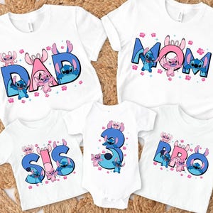 Może przedstawiać: Zestaw pięciu białych koszulek z postaciami Stitch z filmu Disneya Lilo & Stitch. Koszulki mają napis "DAD", "MOM", "SIS", "BRO" i "3".