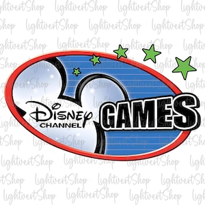 Puede incluir: Un óvalo azul y rojo con una silueta blanca de Mickey Mouse y el texto "Disney Channel" en blanco. La palabra "GAMES" está en texto negro en el lado derecho del óvalo. Hay cinco estrellas verdes en el fondo.
