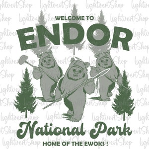 Puede incluir: Un diseño gráfico verde y blanco con el texto "Bienvenido al Parque Nacional de Endor, hogar de los Ewoks!" El diseño presenta tres Ewoks de la franquicia de películas de Star Wars, cada uno sosteniendo un arma tipo lanza. Los Ewoks están parados frente a un fondo de bosque.