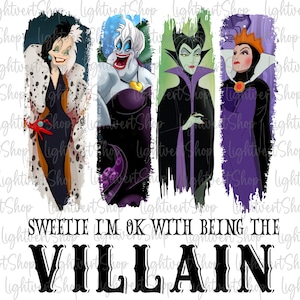 Może przedstawiać: Cyfrowa ilustracja czterech czarnych charakterów Disneya: Cruelli De Vil, Urszuli, Maleficent i Złej Królowej. Czarne charaktery są przedstawione w swoich kultowych strojach i pozach. Tekst "Sweetie I'm OK with being the VILLAIN" jest napisany pod obrazami.
