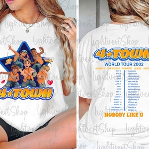 Può includere: Maglietta bianca con un'immagine di cartone animato di una boy band chiamata "4*TOWN" sul davanti. La parte posteriore della maglietta ha un programma di tour per il "World Tour 2002" della band con le date e le città elencate. Il testo "Nobody Like U" è in fondo alla maglietta.