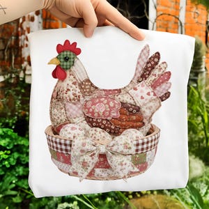 Vintage lapptäckeshöna, second hand-png, retro cottagecore-png, höna i boet-png, 90-tals mormorskärpa-inspirerad, mormorströjestil, trendig design