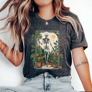 La camiseta del esqueleto del jardinero, la camisa de la carta del tarot amante de las plantas, el regalo del jardinero, el regalo del amante de las plantas, la camisa de la mamá de la planta, la camisa de jardinería